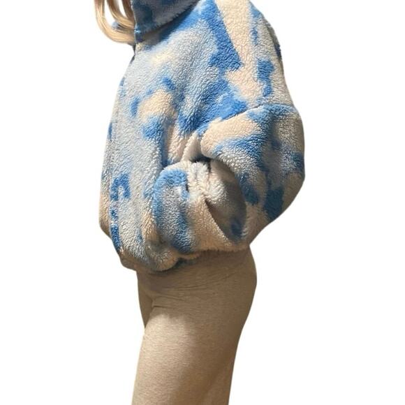 Urban Outfitters Fluffy blue & white coat w/side pockets and zip front - Picture 1 of 7